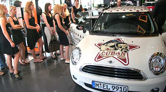 Demnächst sie sie auf Promotion Tour zu sehen. Doch zunächst erfolgte die MINI One Übergabe und Einweisung an elCUBAN am 21.05.2007 bei MINI München (Foto: MartiN Schmitz)